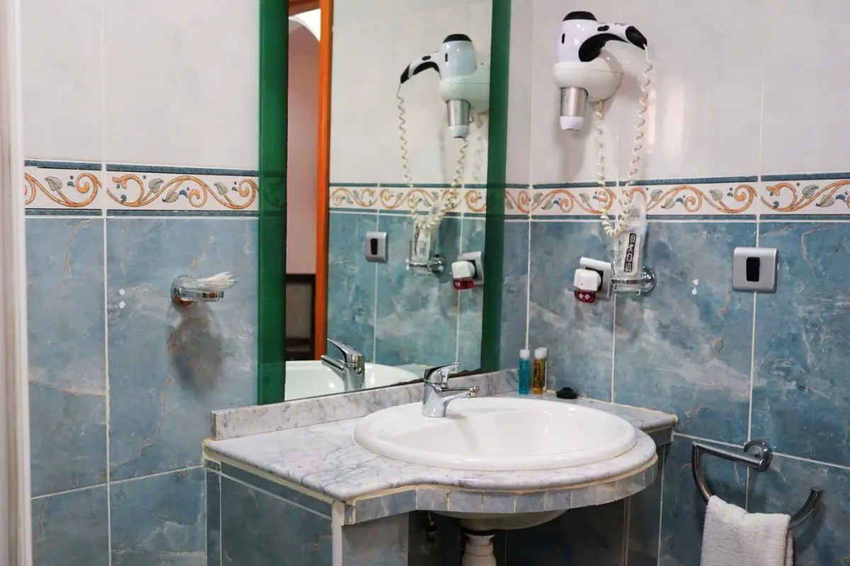 Hotel Prestige Façade Nouadhibou Mauritania Salle De Bain Min